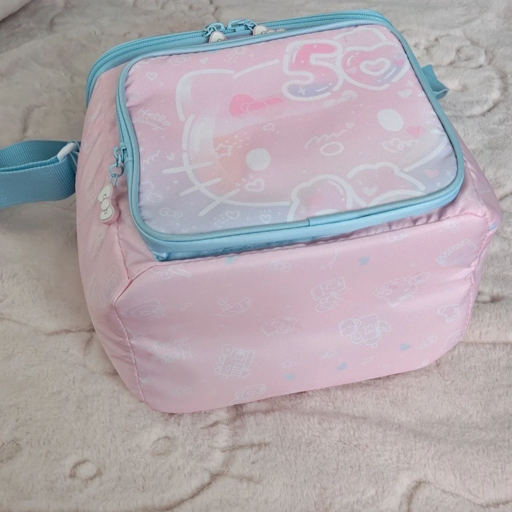 Igloo x Hello Kitty 50th Anniversary Limited Edition 9-can Cooler Bag - Picture 3 of 10